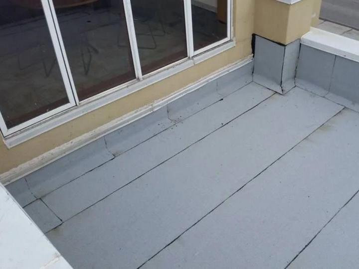 Flat elastomer roof Montreal